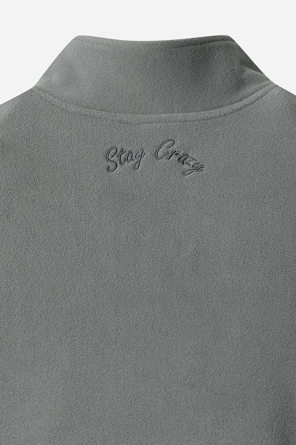 유니) 히트레스트 플리스 베이직 아노락(GREY)은 부드러운 촉감의 플리스 소재로 제작되어, 가을과 겨울에 따뜻하게 착용할 수 있는 두꺼운 아노락입니다. 그레이 컬러의 무지 디자인으로 스포티, 캐주얼, 미니멀 스타일을 연출하기 좋으며, 일상 및 스포츠 활동, 특히 산책룩이나 캠핑룩에 잘 어울립니다. 하프 집업과 스탠드 칼라 디자인, 레귤러핏으로 편안함을 더했으며, 긴 소매와 보온 기능으로 쌀쌀한 날씨에도 쾌적하게 활동할 수 있습니다.
