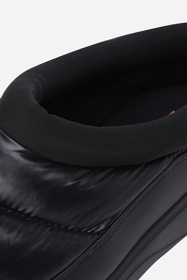 코어 하이웜 뮬(BLACK)은 캐주얼, 미니멀, 클래식 스타일을 즐겨 입는 남성 고객을 위한 데일리 슈즈입니다. 봄, 여름, 가을 세 계절에 걸쳐 여행룩, 휴가룩에 매치하기 좋으며, 라운드 앞코 디자인과 블랙 컬러는 어떤 옷에도 무난하게 어울립니다. 합성가죽 소재에 플랫 굽과 슬립온 스타일로 편안한 착용감을 제공하며, 가볍게 신을 수 있는 경량 뮬입니다. 오픈형 디자인과 로우컷 탑라인이 시원한 느낌을 더합니다.
