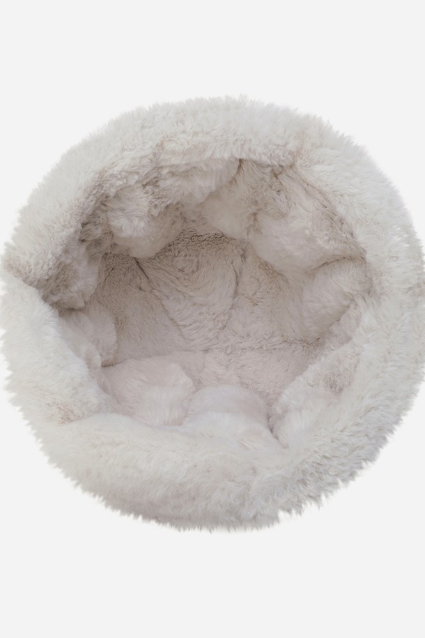 부드러운 스웨이드 소재의 브라운 컬러 돔햇입니다. 깊은 모자 깊이와 중간 챙 넓이로 안정적인 착용감을 선사하며, 무지 디자인으로 어떤 스타일에도 잘 어울립니다. 가을, 겨울철 출근룩과 모임룩에 클래식, 미니멀, 캐주얼 스타일을 더하여 세련된 분위기를 연출해보세요. 돔형 크라운 디테일이 특징이며, 부드러운 촉감으로 편안하게 착용할 수 있습니다.
