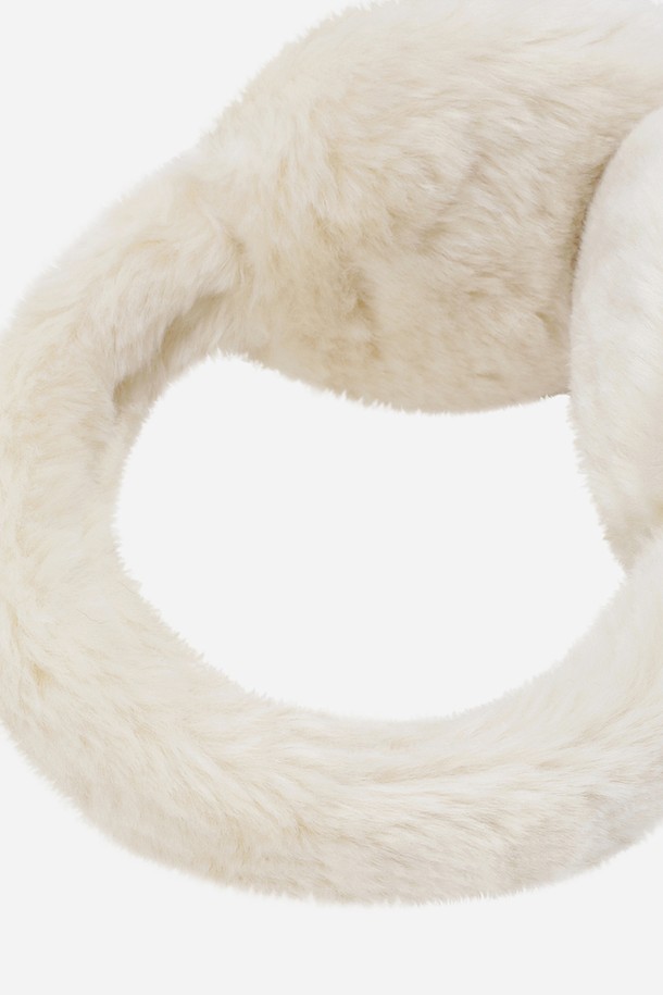 코지 스웨이드 이어워머(BROWN)는 겨울철 여성의 귀를 따뜻하게 보호해주는 이어워머입니다. 부드러운 스웨이드 소재로 제작되어 뛰어난 촉감을 제공하며, 무지 디자인과 두꺼운 두께로 보온성을 높였습니다. 클래식, 미니멀, 캐주얼 스타일의 옷차림에 잘 어울리며, 산책룩에 포인트를 더할 수 있습니다. 브라운 컬러는 어떤 스타일에도 매치하기 쉬워 데일리 아이템으로 활용하기 좋습니다.
