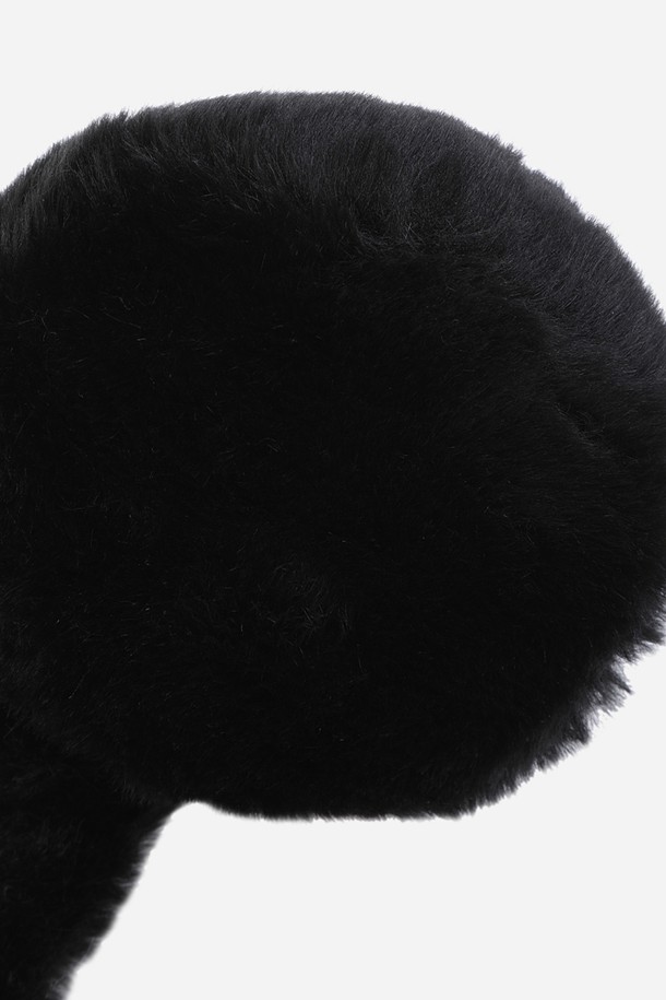 코지 스웨이드 이어워머(BLACK)는 부드러운 스웨이드 소재와 따뜻한 퍼 장식이 돋보이는 방한용 귀덮개입니다. 가을, 겨울철 추운 날씨에 보온성을 제공하며 일상 및 출근룩에 클래식, 미니멀, 캐주얼 스타일을 더해줍니다. 블랙 컬러의 무지 디자인으로 어떤 스타일에도 쉽게 매치할 수 있으며, 부드러운 촉감으로 편안한 착용감을 선사합니다. 두꺼운 두께감으로 뛰어난 보온 기능을 갖춘, 실용적이고 스타일리시한 아이템입니다.
