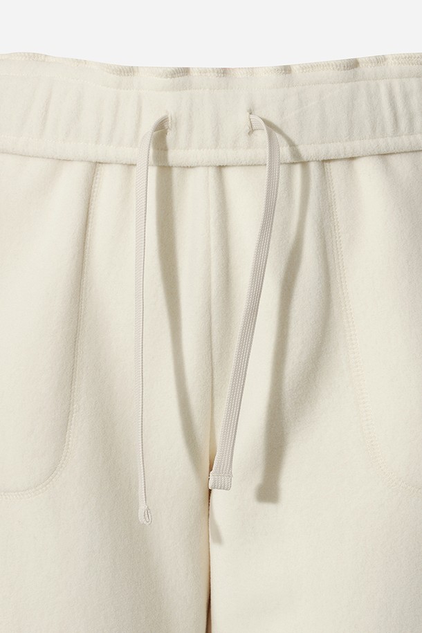 유니) 히트레스트 플리스 레귤러핏 팬츠(IVORY)는 부드러운 촉감의 플리스 소재로 제작되어 가을, 겨울철 따뜻함을 선사하는 유니섹스 긴바지입니다. 아이보리 색상의 무지 디자인으로 스포티, 캐주얼, 미니멀 스타일을 연출하기 좋으며, 레귤러핏으로 편안한 착용감을 제공합니다. 밴딩 처리와 히트레스트 기능성으로 보온성을 높여 집콕룩, 산책룩, 캠핑룩 등 다양한 TPO에 활용 가능합니다. 두꺼운 두께감으로 포근함을 더하며, 일상에서 편안하게 즐겨 입을 수 있는 플리스 팬츠입니다.
