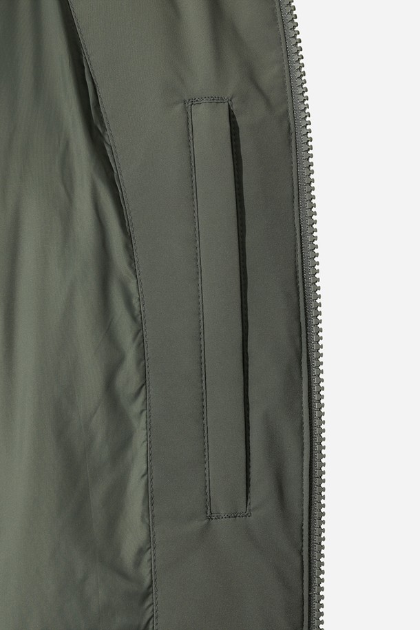 남성) 베이슨 D7 다운자켓(L.CHARCOAL GREY)은 따뜻함과 스타일을 모두 갖춘 겨울철 필수 아우터입니다. 라이트 차콜 그레이 색상의 무지 디자인으로, 캐주얼, 미니멀, 클래식 등 어떤 스타일에도 잘 어울립니다. 숏패딩 스타일의 레귤러핏으로, 퀄팅 디테일과 하이넥 디자인이 특징입니다. 보온성과 방풍 기능을 제공하며, 출근룩으로도 손색없는 활용성을 자랑합니다. 부드러운 나일론 소재와 두꺼운 두께감으로 편안한 착용감을 선사합니다.
