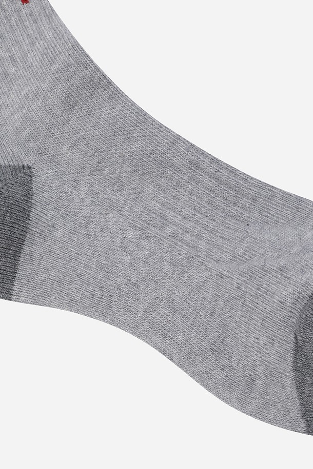 코위찬 크루삭스(L.GREY)는 일상에서 편안하게 착용하기 좋은 남녀 공용 양말입니다. 라이트 그레이 컬러의 면 소재로 제작되어 부드러운 착용감을 선사하며, 봄, 가을, 겨울 계절에 적합합니다. 두꺼운 두께감으로 보온성을 높여 추운 날씨에도 따뜻하게 발을 보호합니다. 캐주얼, 미니멀, 클래식 스타일의 의상에 두루 잘 어울리는 패턴 디자인의 크루삭스입니다.
