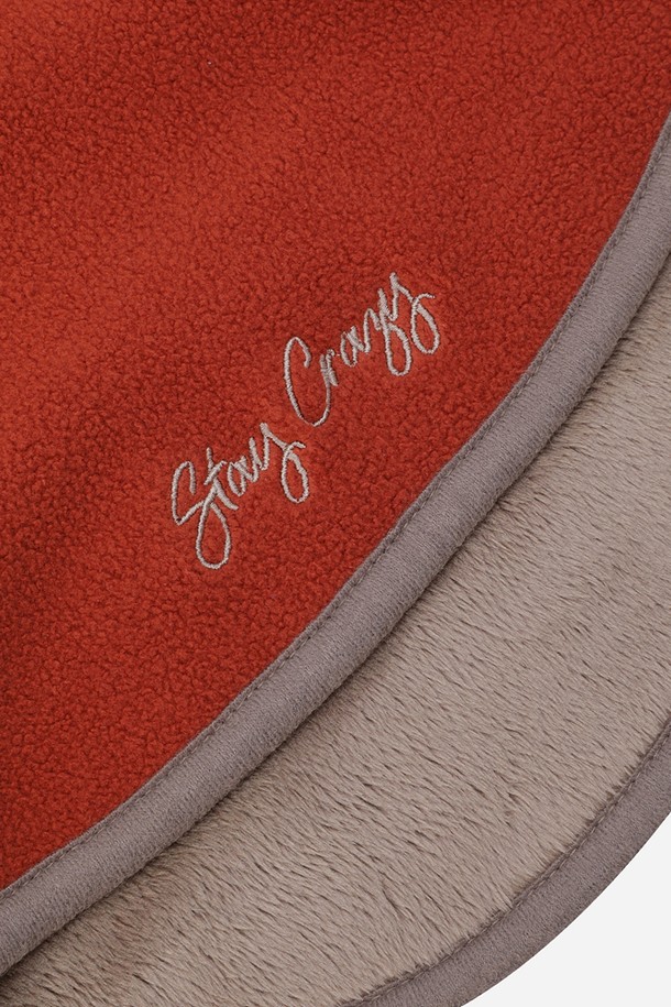 히트레스트 넥 워머(D.ORANGE)는 부드러운 촉감의 폴리에스테르와 플리스 소재로 제작되어 겨울, 가을철 보온 및 방한 기능을 제공하는 넥워머입니다. 오렌지 컬러의 무지 디자인으로 캐주얼, 미니멀, 고프코어 스타일과 잘 어울립니다. 일상, 스포츠 활동 시 착용 가능하며, 특히 산책룩, 등산룩에 활용하기 좋습니다. 양면 착용이 가능하여 실용성을 더했으며, 로고 디자인으로 포인트를 주었습니다. 두꺼운 두께감으로 추운 날씨에도 따뜻하게 몸을 보호해 줍니다.
