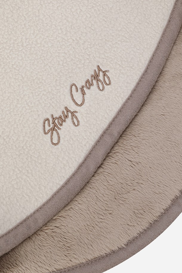 히트레스트 넥 워머(TAN)는 가을, 겨울철 추위를 막아주는 보온 및 방한 기능을 가진 넥워머입니다. 탄(TAN) 컬러의 무지 디자인으로, 캐주얼, 미니멀, 고프코어 스타일과 잘 어울립니다. 부드러운 플리스 소재와 폴리에스테르 소재를 사용하여 촉감이 좋고 두꺼워 따뜻함을 제공합니다. 일상생활뿐만 아니라 산책룩, 캠핑룩 등 다양한 TPO에 활용 가능하며, 양면 착용이 가능한 실용적인 아이템입니다. 목 부분을 따뜻하게 감싸주어 추운 날씨에도 쾌적함을 유지시켜줍니다.
