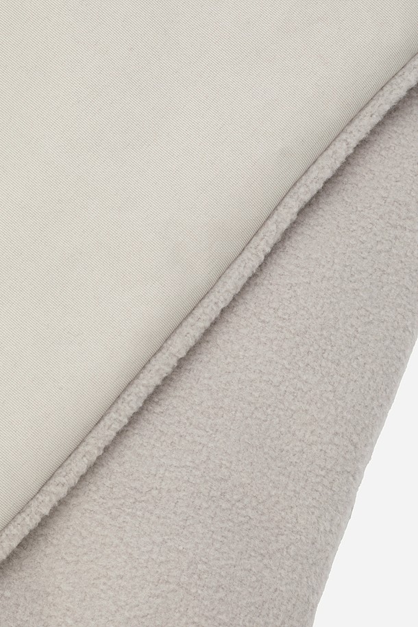 코나 **패딩** 머플러(IVORY DARK)는 부드러운 촉감과 뛰어난 보온성을 제공하는 겨울철 필수 아이템입니다. 아이보리, 다크 컬러로 출시되어 어떤 스타일에도 매치하기 용이하며, 캐주얼, 미니멀, 클래식 스타일을 즐겨 입는 분들께 추천합니다. 출근룩, 모임룩 등 다양한 TPO에 활용 가능하며, 무지 디자인으로 유행을 타지 않고 오래도록 착용할 수 있습니다. 두꺼운 두께감으로 추운 겨울에도 따뜻하게 몸을 보호해 줍니다. 
