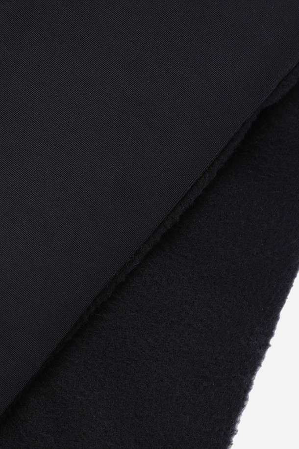 코나 패딩 머플러(BLACK)는 추운 겨울철, 따뜻함과 스타일을 동시에 잡을 수 있는 머플러입니다. 부드러운 촉감의 폴리에스테르 소재와 패딩 충전재를 사용하여 보온성을 극대화하여 제작되었습니다. 무지 블랙 컬러로 어떤 스타일에도 쉽게 매치할 수 있으며, 캐주얼, 미니멀, 클래식 등 다양한 스타일을 연출할 수 있습니다. 출근룩이나 여행룩에 활용하여 따뜻하고 편안한 겨울을 보내세요.
