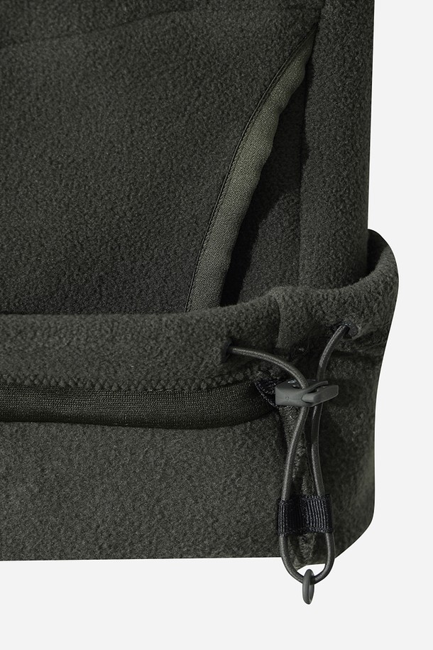 여성) 히트레스트 플리스 베이직 아노락(D.CHARCOAL GREY)은 다크차콜그레이 색상의 여성용 아노락입니다. 플리스 소재로 제작되어 부드러운 촉감과 두꺼운 두께로 뛰어난 보온성을 제공하며, 가을/겨울 계절에 적합합니다. 하프 집업 스타일의 레귤러핏 아노락으로 스포츠 활동은 물론 일상에서도 활용 가능합니다. 등산, 캠핑, 산책 등 다양한 TPO에 스포티, 캐주얼, 미니멀한 스타일로 연출할 수 있습니다. 베이직한 디자인에 무지 패턴으로 어떤 옷에도 쉽게 매치할 수 있는 실용적인 아우터입니다.
