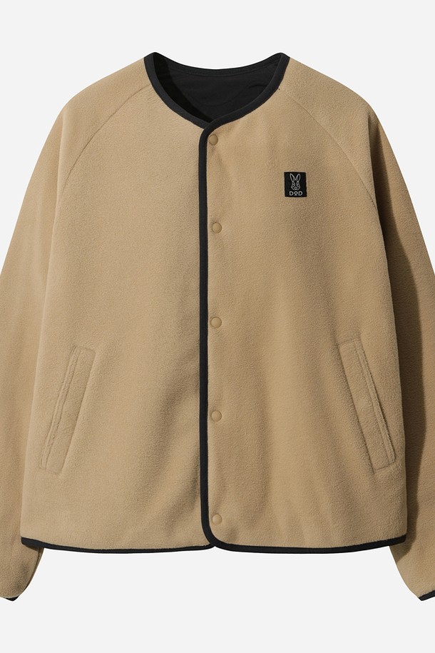 여성용 리버웨이브 리버시블 퀼팅 재킷(BLACK)입니다. 캐주얼하고 베이직한 스타일로, 가을과 겨울에 따뜻하게 착용하기 좋은 두꺼운 두께감의 퀼팅 재킷입니다. 나일론 소재로 제작되어 부드러운 촉감을 선사하며, 양면 착용이 가능하여 다양한 스타일 연출이 가능합니다. 레귤러핏으로 편안하게 착용할 수 있으며, 집업 여밈 방식과 긴 소매 기장으로 활동성을 높였습니다. 일상에서 데일리하게 활용하기 좋은 아이템입니다.
