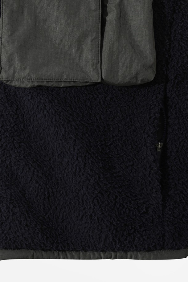 유니) 바크 플리스 유틸리티 재킷(네이비)은 부드러운 플리스 소재로 제작되어 따뜻함과 편안함을 동시에 선사하는 유니섹스 아우터입니다. 가을과 겨울, 일상 및 아웃도어 활동에 적합하며, 레귤러핏과 크롭 기장으로 스포티하면서도 캐주얼한 스타일을 연출합니다. 톤온톤 무지의 네이비 컬러에 집업 여밈 방식과 포켓 디테일이 더해져 실용성을 높였습니다. 넉넉한 두께감과 긴 소매 기장으로 추운 날씨에도 든든하게 착용할 수 있습니다.
