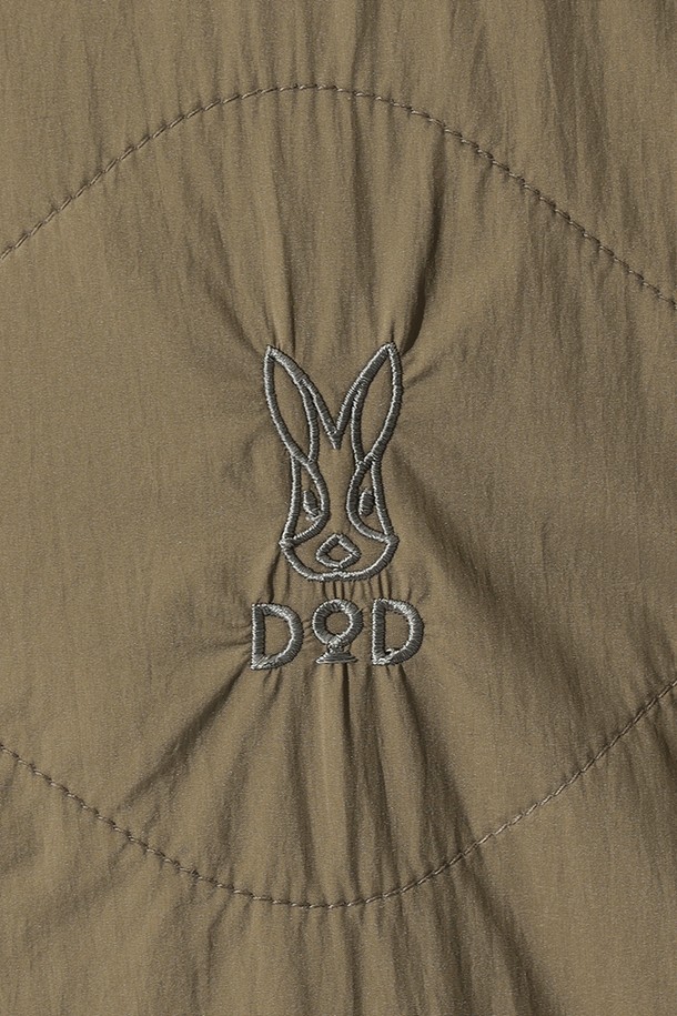 남성용 리버웨이브 리버시블 퀼팅 베스트(다크 베이지)는 가을과 겨울, 두 계절 모두 활용 가능한 남성 베스트입니다. 
겉감은 무지 디자인, 안감은 다른 디자인으로 제작되어 하나의 제품으로 두 가지 스타일을 연출할 수 있습니다. 
집업 스타일의 레귤러핏으로 제작되었으며, 넉넉한 두께감과 퀼팅 디자인으로 보온성을 더했습니다. 
캐주얼, 미니멀, 클래식 스타일을 즐겨 입는 분들께 추천하며, 출근룩이나 캠핑룩 등 다양한 TPO에 활용 가능합니다. 
나일론 소재로 제작되어 가볍고 편안한 착용감을 제공하며, 실용적인 포켓 디테일이 돋보입니다.
