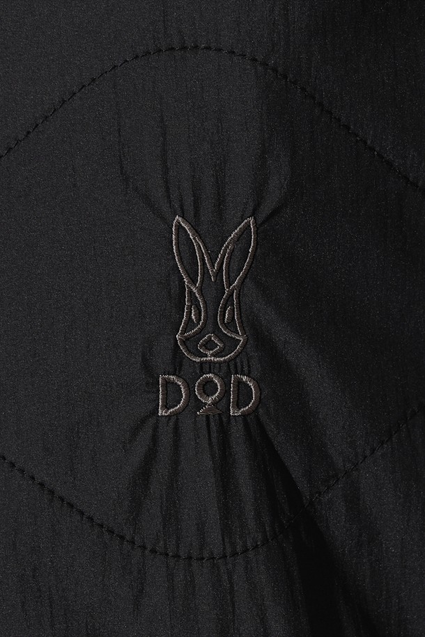 남성용 리버웨이브 리버시블 퀼팅 베스트(BLACK)입니다. 블랙 컬러에 퀼팅 패턴으로 캐주얼하고 베이직한 스타일을 연출합니다. 안감과 겉감의 색상이 다른 리버시블 디자인으로, 다양한 스타일을 연출할 수 있습니다. 두께감 있는 나일론 소재로 제작되어 가을, 겨울철에도 따뜻하게 착용 가능하며, 레귤러핏과 버튼 여밈 방식으로 편안한 착용감을 제공합니다. 출근룩, 캠핑룩 등 다양한 TPO에 활용 가능하며, 미니멀, 클래식 스타일을 선호하는 남성분들께 추천합니다.
