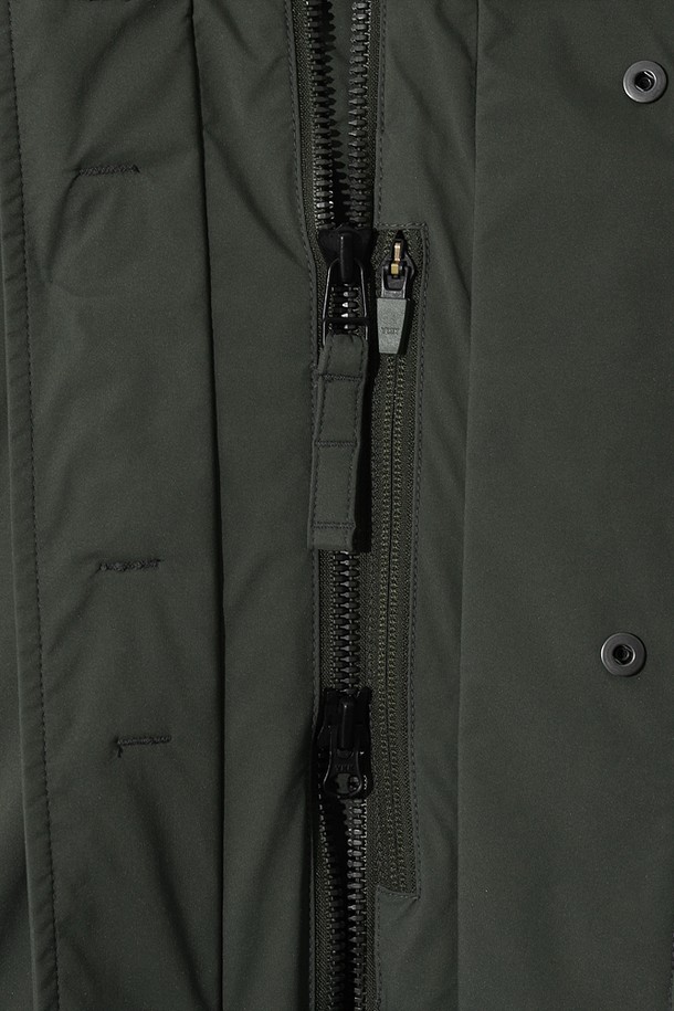 유니) 가마보코 쉘터 구스 다운 재킷은 겨울철 여행룩과 캐주얼, 미니멀, 클래식 스타일을 모두 아우르는 유니섹스 방수 구스다운 자켓입니다. 차콜 그레이 색상의 무지 디자인으로, 오버핏과 두꺼운 두께감으로 보온성을 높였습니다. 부드러운 촉감의 나일론 소재를 사용하여 편안한 착용감을 선사하며, 긴 소매와 집업 여밈 방식으로 디자인되었습니다. 일상 및 캐주얼 스타일을 즐겨 입는 분들에게 적합한 아이템입니다.
