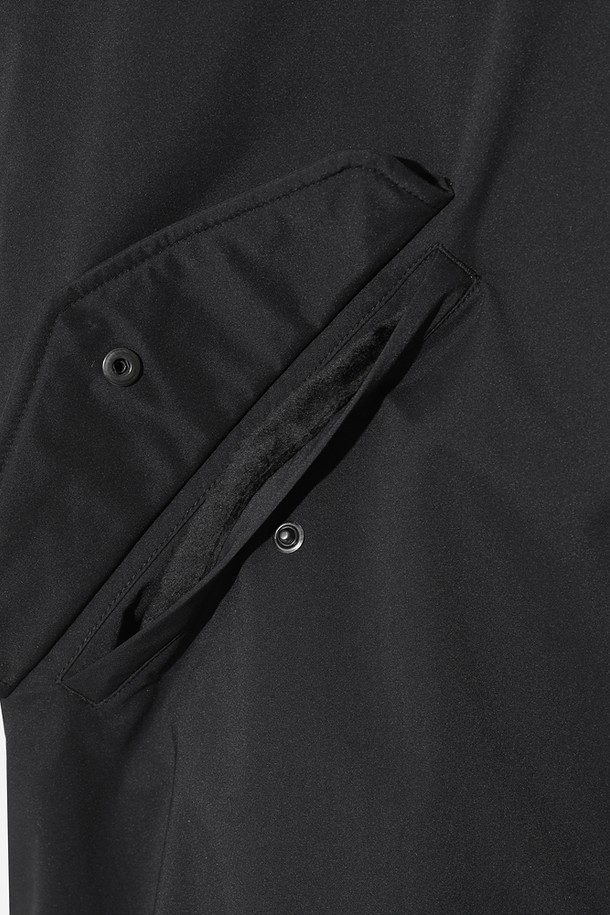 유니) 가마보코 쉘터 구스 다운 재킷 (블랙)은 일상과 캐주얼한 스타일에 잘 어울리는 유니섹스 구스다운 자켓입니다. 두꺼운 두께감으로 보온성을 높였으며, 부드러운 촉감과 긴 소매 기장이 편안한 착용감을 선사합니다. 집업 스타일의 레귤러핏으로, 후드와 포켓 디테일이 있어 실용성을 더했습니다. 겨울철 출근룩과 여행룩에 미니멀하고 베이직한 스타일을 더해줄 아이템입니다. 무지 디자인으로 다양한 룩에 매치하기 용이합니다.
