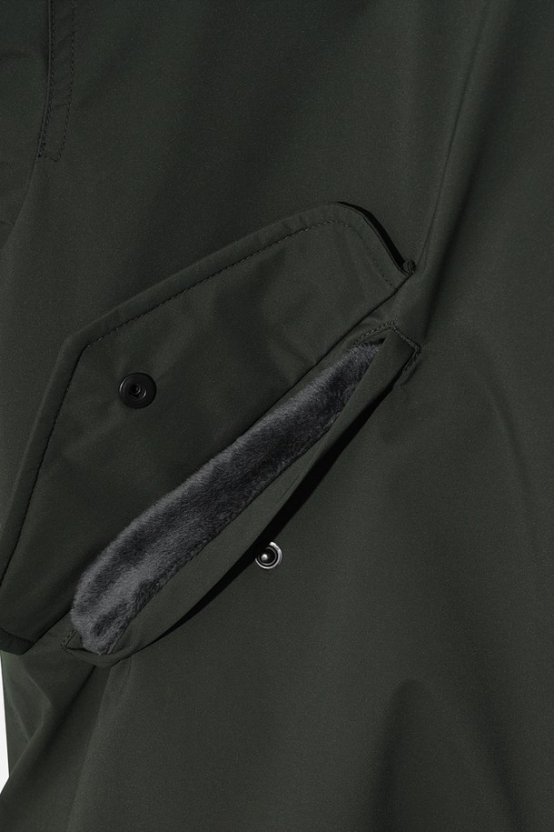 여성) 가마보코 쉘터 구스 다운 재킷(L.CHARCOAL GREY)은 추운 겨울철, 일상에서 따뜻하고 스타일리시하게 착용할 수 있는 여성용 구스다운 재킷입니다. 부드러운 촉감과 두꺼운 두께감으로 뛰어난 보온성을 제공하며, 방수 기능까지 갖춰 눈, 비가 오는 날씨에도 쾌적하게 입을 수 있습니다. 차콜 그레이 컬러의 무지 디자인에 레귤러핏으로 제작되어 캐주얼, 베이직, 미니멀, 클래식 등 어떤 스타일에도 잘 어울립니다. 긴 소매와 후드, 집업 방식에 포켓 디테일이 더해져 실용성을 높였습니다. 
