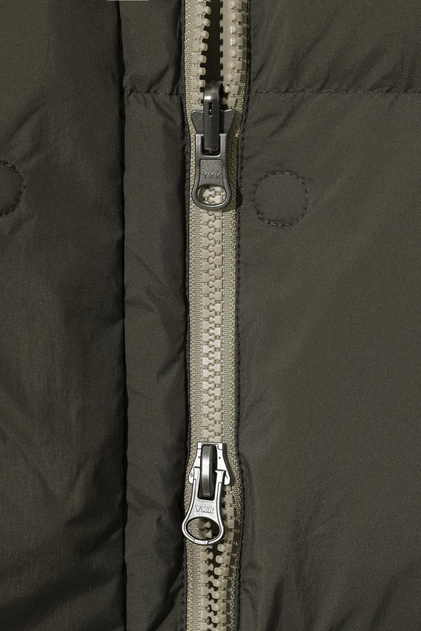 여성용 리버시블 D7 롱다운 재킷(다크차콜 그레이)입니다. 롱 기장의 오버핏 디자인으로, 베이직한 스타일을 연출하며 겨울철 보온과 방풍 기능을 제공합니다. 겉감은 부드러운 나일론 소재이며, 안감은 패딩 처리되어 두꺼운 두께감을 자랑합니다. 출근룩과 여행룩에 모두 활용 가능한 활용도 높은 아이템입니다. 리버시블 디자인으로 다양한 스타일을 연출할 수 있습니다.
