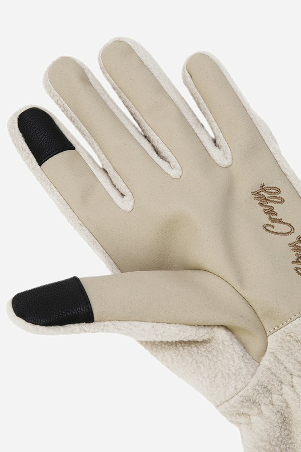 히트레스트 헤비 글러브(TAN)는 겨울철 추위를 막아주는 여성용 방한 장갑입니다. 부드러운 촉감의 폴리에스테르 소재로 제작되었으며, 두꺼운 두께감으로 뛰어난 보온성을 제공합니다. 탄(TAN) 컬러에 캐주얼하고 베이직한 스타일을 연출하며, 로고 자수 디테일로 포인트를 더했습니다. 미니멀한 디자인으로 일상복에 매치하기 좋고, 겨울철 캐주얼룩에 따뜻함을 더해줍니다. 스타일리시하면서도 실용적인 겨울 필수템입니다.
