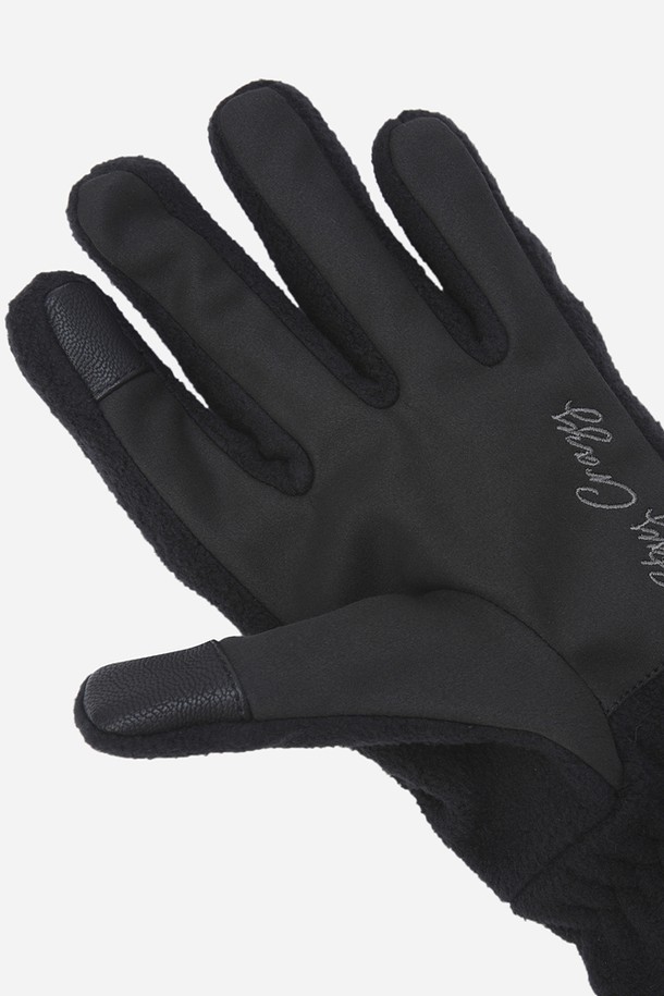 히트레스트 헤비 글러브(BLACK)는 겨울철 추위로부터 손을 보호해 줄 방한용 장갑입니다. 부드러운 촉감의 폴리에스테르 소재로 제작되어 편안한 착용감을 선사합니다. 무지 패턴의 블랙 컬러로, 미니멀, 클래식, 캐주얼 등 다양한 스타일의 출근룩에 매치하기 좋습니다. 두꺼운 두께감으로 보온성을 높여 추운 날씨에도 따뜻하게 손을 유지시켜 줍니다. 일상생활은 물론, 추운 날씨의 야외 활동 시에도 유용하게 사용할 수 있습니다.
