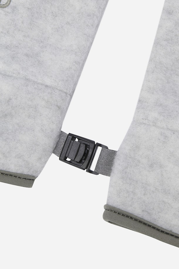 히트레스트 라이트 글러브(L.MELANGE GREY)는 캠핑, 러닝, 하이킹, 사이클 등 다양한 아웃도어 활동에 적합한 장갑입니다. 멜란지 그레이 컬러의 무지 디자인으로 캐주얼, 스포티, 미니멀 스타일을 연출하기 좋습니다. 봄, 가을에 착용하기 좋은 얇은 두께의 폴리에스테르 소재로 제작되어 부드러운 촉감과 가벼운 무게감을 자랑합니다. 뛰어난 보온 및 방풍 기능을 갖춰 쾌적한 착용감을 제공하며, 신축성이 있어 활동성을 높여줍니다. 단독 착용은 물론 이너 장갑으로도 활용 가능하여 실용적입니다.
