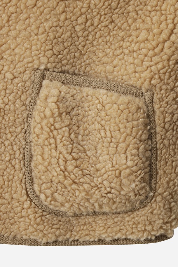 **여성 플리스 후드 집업(TAN)**은 부드러운 촉감의 플리스 소재로 제작되어 가을과 겨울에 따뜻하게 착용하기 좋은 여성용 플리스 자켓입니다. 캐주얼하고 미니멀한 스타일로, 일상생활은 물론 산책룩이나 집콕룩으로 편안하게 연출할 수 있습니다. 후드와 포켓 디테일이 있으며, 크롭 기장과 레귤러핏으로 트렌디한 핏을 연출합니다. 탄(TAN) 컬러의 무지 디자인으로 어떤 옷에도 쉽게 매치할 수 있는 활용도 높은 아이템입니다. 긴 소매와 두꺼운 두께로 보온성을 높였습니다.
