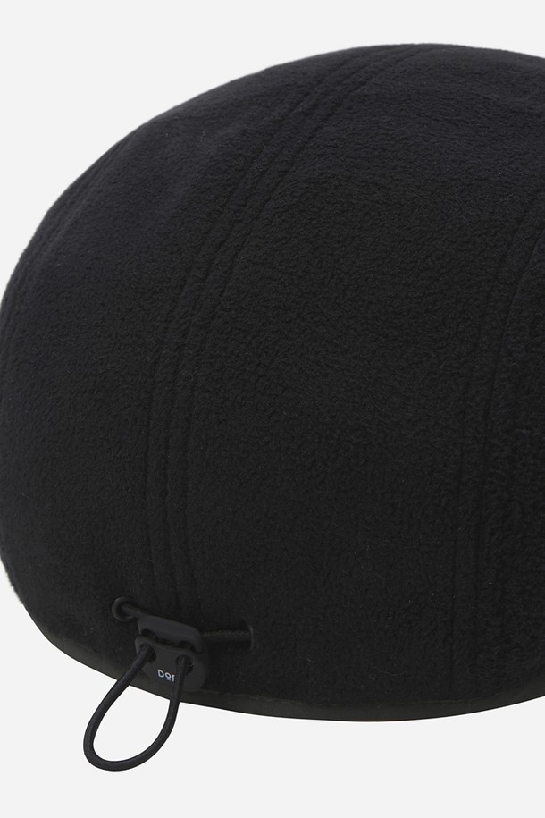 히트레스트 캠프캡(BLACK)은 일상, 여행룩, 산책룩에 모두 잘 어울리는 모자입니다. 부드러운 면 소재로 제작되어 봄, 여름, 가을 계절에 착용하기 좋습니다. 블랙 색상의 무지 디자인으로 미니멀, 캐주얼, 시티보이 스타일을 연출하기 용이합니다. 일반적인 모자 깊이와 챙 넓이로 편안한 착용감을 제공하며, 로고 장식으로 포인트를 더했습니다. 뒤쪽의 조절끈으로 사이즈를 조절할 수 있습니다.
