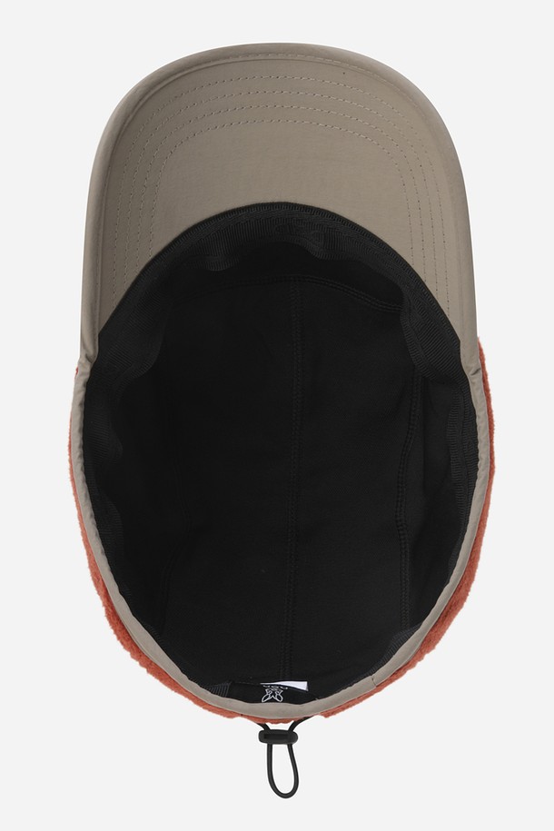 히트레스트 캠프캡(D.ORANGE)은 부드러운 면 소재로 제작되어 편안한 착용감을 선사합니다. 오렌지 컬러의 무지 디자인에 로고 패치가 포인트로 더해져 캐주얼, 미니멀, 스포티한 스타일을 연출하기 좋습니다. 통기성이 뛰어나 봄, 여름, 가을 계절에 쾌적하게 착용 가능하며, 일상과 아웃도어 활동 모두에 활용하기 좋습니다. 특히, 봄 소풍룩에 매치하여 세련된 스타일을 완성해 보세요. 캠프캡 특유의 일반적인 모자 깊이와 챙 넓이로 안정적인 핏을 제공합니다.
