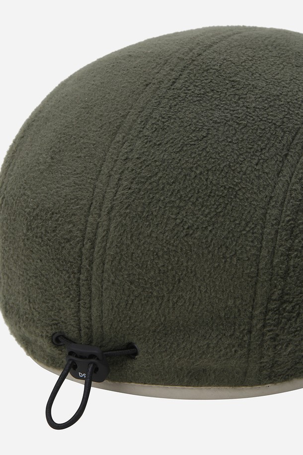 히트레스트 캠프캡(KHAKI)은 면 소재로 제작되어 부드러운 촉감을 자랑하는 캠프캡입니다. 카키 색상에 무지 디자인으로, 심플하면서도 데일리룩에 활용하기 좋은 아이템입니다. 일반적인 모자 깊이와 챙 넓이로 편안한 착용감을 선사하며, 사이즈 조절 기능이 있어 누구나 편하게 사용할 수 있습니다. 로고 또는 패치 디자인 장식으로 포인트를 더했으며, 봄, 가을, 겨울철 캠핑룩, 등산룩, 봄 소풍룩 등 다양한 TPO에 매치하여 캐주얼, 미니멀, 고프코어 스타일을 연출할 수 있습니다.
