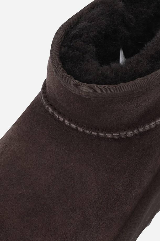 플러프 하이웜 부츠(BROWN)는 여성용 신발로, 겨울철 일상에서 따뜻함과 스타일을 동시에 만족시키는 제품입니다. 부드러운 플리스 소재와 안감의 퍼(fur)가 뛰어난 보온성을 제공하며, 라운드 앞코와 플랫 굽 디자인으로 편안한 착용감을 선사합니다. 앵클 탑라인과 오픈형 디자인은 캐주얼, 미니멀, 클래식 스타일의 집콕룩, 산책룩, 여행룩에 모두 잘 어울립니다. 브라운 컬러와 무지 패턴으로 어떤 옷에도 쉽게 매치할 수 있으며, 발볼 너비는 일반입니다.
