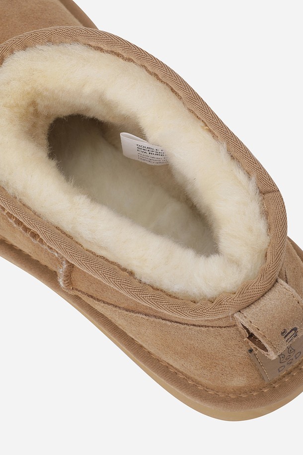 플러프 하이웜 부츠(탄)는 부드러운 스웨이드 소재로 제작되어 포근한 착용감을 선사합니다. 라운드 앞코 디자인과 플랫 굽으로 편안함을 강조했으며, 발등을 덮는 앵클 기장으로 다리를 따뜻하게 감싸줍니다. 퍼 안감과 보온 기능으로 겨울철 추위에도 끄떡없는 따뜻함을 느낄 수 있습니다. 일상룩, 산책룩 등 캐주얼, 미니멀, 클래식 스타일의 다양한 코디에 활용하기 좋은 아이템입니다. 탄(TAN) 컬러는 어떤 옷에도 잘 어울려 데일리 부츠로 손색없습니다.
