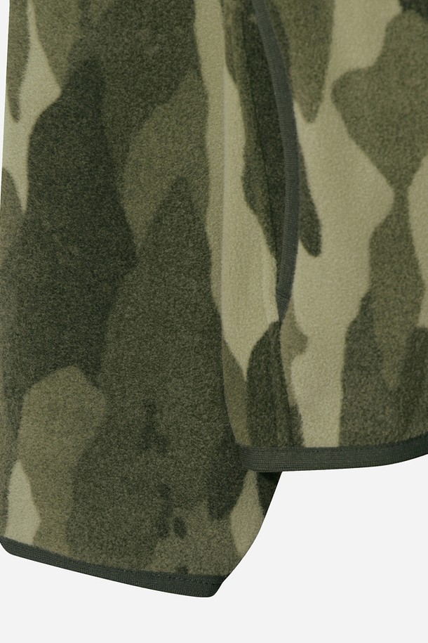 유니) 히트레스트 플리스 집업 아노락(MULTI)은 포근한 플리스 소재로 제작되어 부드러운 촉감을 자랑하는 오버핏 아노락입니다. 멀티, 카키, 블랙 컬러의 배색 디자인과 카모 패턴이 캐주얼하고 스포티한 무드를 연출하며, 캠핑룩과도 잘 어울립니다. 두꺼운 두께감으로 가을, 겨울철 보온성을 높였으며, 후드와 긴 소매, 집업 여밈 방식으로 편안하게 착용 가능합니다. 일상생활은 물론, 가벼운 야외활동 시에도 활용하기 좋은 아이템입니다.
