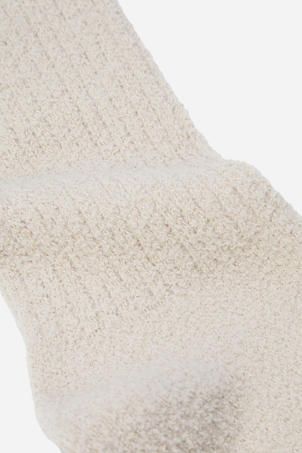 아이보리 색상의 탁텔 캠핑 크루삭스는 캠핑, 하이킹, 트레킹, 일상에서 폭넓게 활용 가능한 양말입니다. 가볍고 통기성이 우수한 얇은 두께로 제작되었으며, 흡습 및 속건 기능으로 쾌적한 착용감을 제공합니다. 탁텔 나일론 원사를 사용하여 아웃도어 활동에 적합하며, 수분 관리 기능이 특징입니다. 캐주얼, 스포티, 고프코어 스타일을 아우르며 캠핑룩, 등산룩, 러닝룩에 잘 어울립니다. 사계절 모두 착용할 수 있는 실용적인 아이템입니다.
