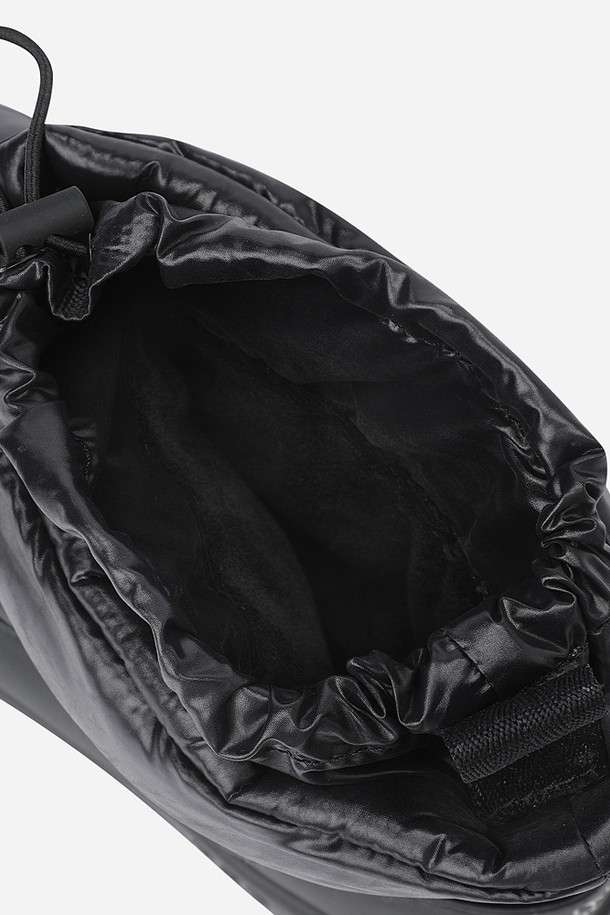 코어 하이웜 부츠(BLACK)는 여성용 부츠로, 무지 패턴의 블랙 컬러가 돋보이는 제품입니다. 데일리 착용에 적합하며, 미니멀, 클래식, 캐주얼 스타일을 모두 소화합니다. 합성가죽, 폴리에스테르, 고무를 주요 소재로 사용, 보온성을 강화하여 겨울철에도 따뜻하게 착용할 수 있습니다. 볼륨감 있는 디자인과 가벼운 나일론 소재, 그리고 에어로젤 안감으로 세련된 분위기를 연출합니다. 프리토 앞코 디자인으로 편안함까지 더했습니다.
