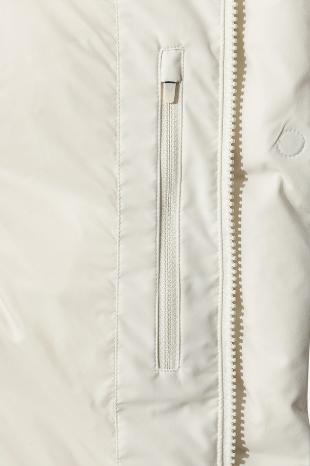 여성) 어베인 D7 밸트 미드 다운 재킷(IVORY)은 겨울철, 출근룩에 적합한 여성용 다운 자켓입니다. 미니멀하고 베이직한 스타일의 아이보리 컬러 무지 디자인으로, 벨트 디테일이 특징입니다. 부드러운 촉감의 나일론 소재로 제작되었으며, 두꺼운 두께감과 긴 소매 기장으로 보온성을 높였습니다. 넉넉한 핏과 패딩 안감으로 편안하게 착용할 수 있습니다.
