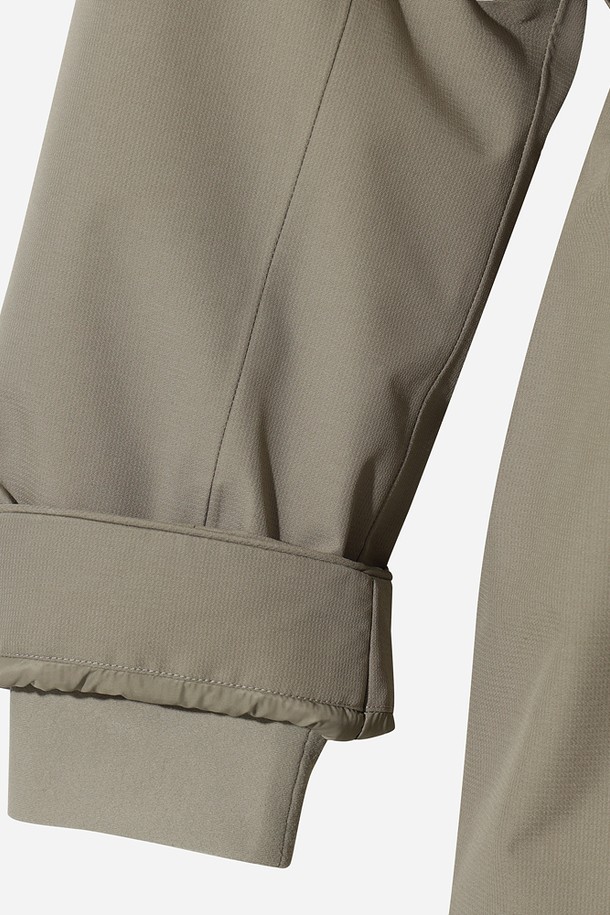 여성) 데카히트 구스 롱다운 재킷(BEIGE)은 추운 겨울, 일상과 캐주얼 스타일을 모두 만족시키는 필수 아이템입니다. 부드러운 촉감의 구스다운 소재로 제작되어 뛰어난 보온성과 방풍 기능을 제공하며, 롱 기장과 레귤러핏으로 편안한 착용감을 선사합니다. 베이지 컬러의 무지 디자인은 어떤 스타일에도 잘 어울리며, 지퍼와 버클 여밈 방식으로 더욱 따뜻하게 몸을 감싸줍니다. 퍼 후드와 벨트 디테일이 더해져, 스타일리시함과 보온성을 동시에 잡은 겨울 패딩 코트입니다.
