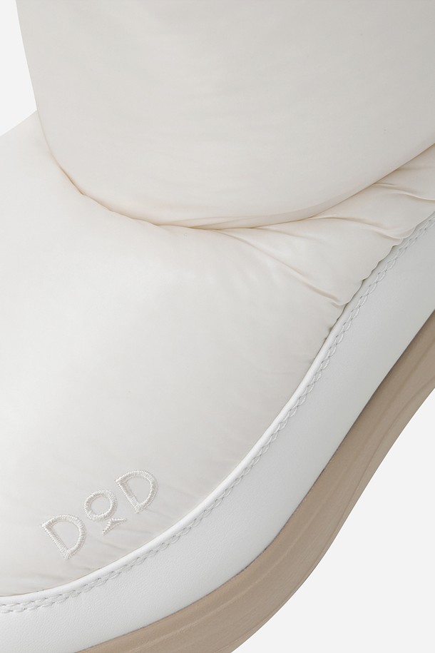 아이보리 컬러의 코어 하이웜 부츠입니다. 라운드 앞코와 플랫 굽 디자인으로 편안한 착용감을 선사하며, 캐주얼, 미니멀, 클래식 스타일을 즐겨 입는 여성분들에게 잘 어울립니다. 가을, 겨울 시즌에 적합하며, 보온성을 높여주는 기모 안감과 가벼운 폴리에스테르 소재로 제작되어 활동성과 따뜻함을 동시에 만족시킵니다. 슬립온 형태로 신고 벗기 편하며, 출근룩이나 모임룩 등 다양한 TPO에 매치하여 스타일리시하게 연출할 수 있습니다. 앵클 탑라인으로 다리가 더욱 길어 보이는 효과를 줍니다.
