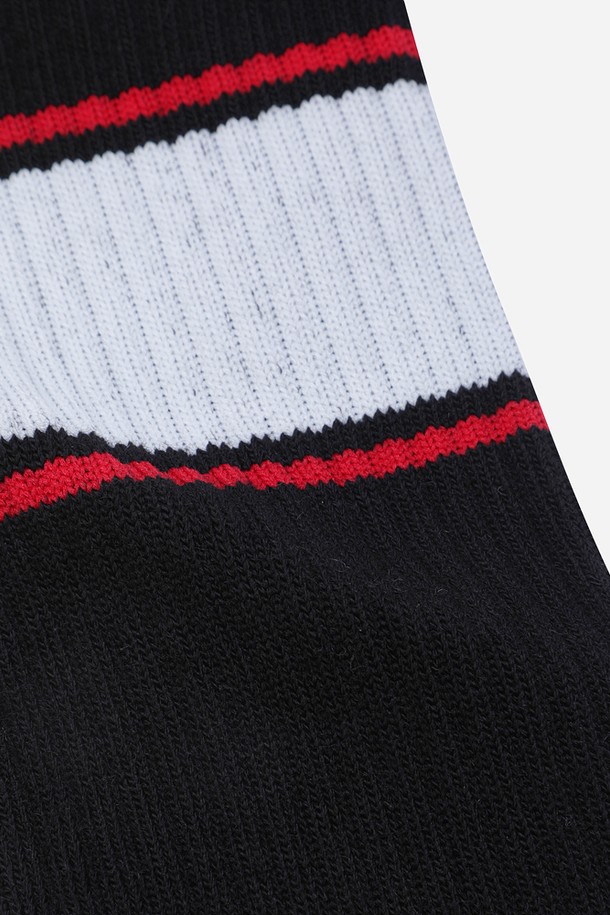 블랙 색상의 스트라이프 울 삭스입니다. 캐주얼 및 미니멀 스타일에 잘 어울리며, 가을과 겨울철에 착용하기 좋습니다. 아크릴, 폴리에스터, 모, 폴리우레탄 혼방 소재로 제작되어 부드럽고 따뜻하며, 신축성이 있어 편안한 착용감을 제공합니다. 일상생활에서 활용하기 좋은 베이직한 디자인의 양말입니다. 스트라이프 패턴으로 포인트를 더했습니다.
