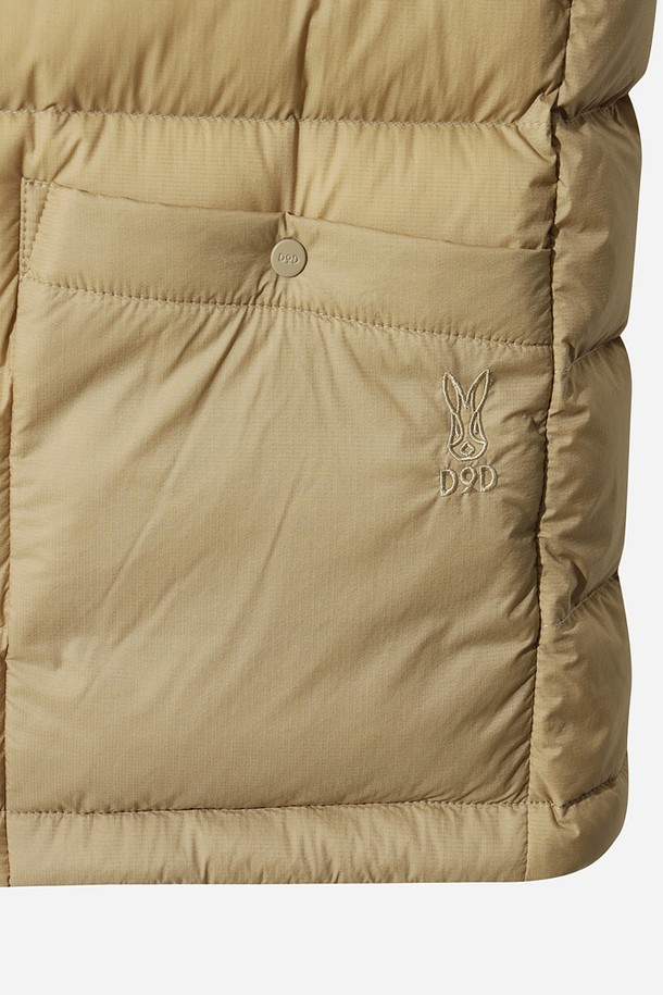 여성용 '글린트 D7' 경량 다운 재킷 (TAN)입니다. 가볍고 따뜻한 겨울을 위한 필수 아이템으로, 일상에서 편안하게 착용하기 좋습니다. 부드러운 촉감의 나일론 소재와 퀼팅, 패딩 디테일이 특징이며 레귤러 핏으로 제작되었습니다. 크롭 기장과 집업 스타일로 캐주얼하고 미니멀한 스타일을 연출하며, 긴 소매 디자인으로 보온성을 높였습니다. 톤 다운된 TAN 컬러는 어떤 룩에도 자연스럽게 어울립니다.
