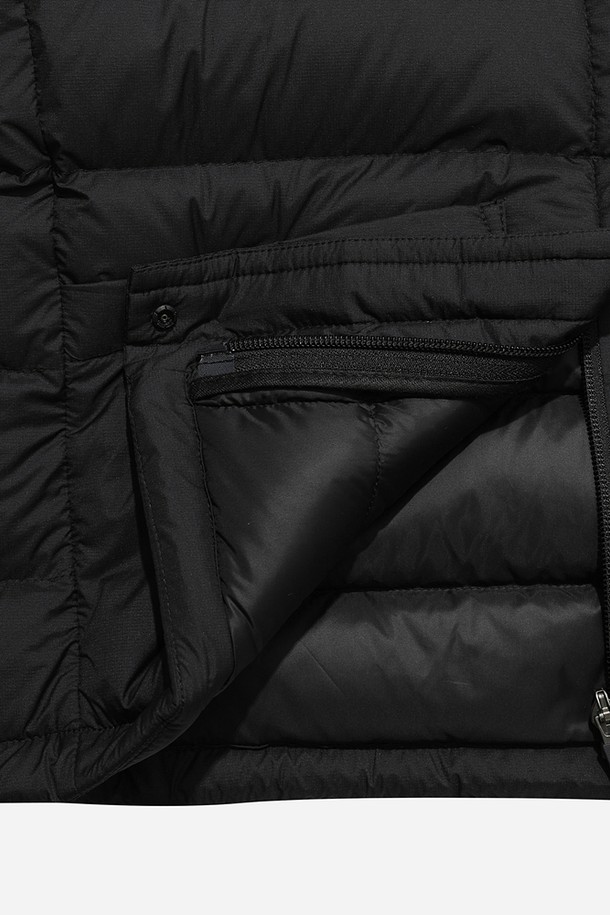 **남성) 글린트 D7 경량 다운 재킷 (BLACK)**

겨울철 추위를 효과적으로 막아줄 남성용 글린트 D7 경량 다운 재킷입니다. 얇고 가벼운 나일론 소재를 사용하여 활동성을 높였으며, 퀄팅 디자인으로 세련된 느낌을 더했습니다. 블랙 컬러의 미니멀하고 베이직한 스타일로 어떤 옷에도 쉽게 매치할 수 있습니다. 레귤러핏으로 편안한 착용감을 제공하며, 집업 여밈 방식으로 간편하게 입고 벗을 수 있습니다. 보온 기능과 경량성을 갖춰 일상생활에서 따뜻하고 쾌적하게 착용하기 좋습니다.
