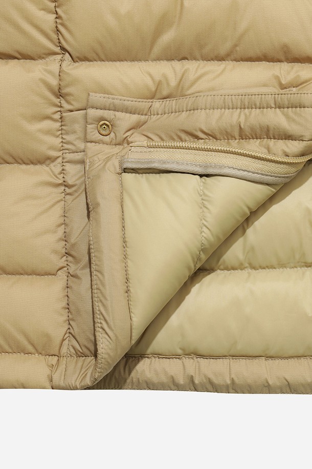 남성) 글린트 D7 경량 다운 재킷 (TAN)은 겨울철 일상과 여행 시, 미니멀하고 베이직한 스타일을 연출하기에 적합한 숏패딩입니다. 부드러운 촉감의 나일론 소재와 퀼팅 디자인이 특징이며, 경량 설계로 편안한 착용감을 제공합니다. 레귤러 핏과 집업 여밈 방식으로 제작되었으며, 톤 다운된 탄(TAN) 컬러는 다양한 스타일과 매치하기 용이합니다. 긴 소매 기장과 두꺼운 두께로 보온성을 높여 추운 날씨에도 따뜻하게 착용할 수 있습니다. 출근룩부터 캐주얼한 스타일까지, 폭넓게 활용할 수 있는 실용적인 다운 재킷입니다.
