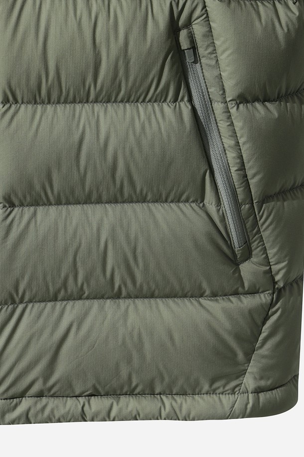 남성) 글린트 D7 경량 다운 재킷 (KHAKI)은 겨울철 캐주얼 및 스포티 스타일을 연출하기에 좋은 아이템입니다. 부드러운 촉감의 나일론 소재로 제작되어 가볍고 편안한 착용감을 제공하며, 퀄팅 디테일이 돋보이는 숏패딩 디자인입니다. 경량 소재와 뛰어난 보온성으로 한겨울에도 따뜻하게 입을 수 있으며, 오버핏으로 제작되어 트렌디한 스타일을 연출합니다. 집업 방식으로 간편하게 착용 가능하며, 카키 컬러의 무지 디자인으로 다양한 룩에 매치하기 용이합니다.
