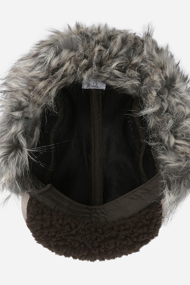 히트레스트 믹스퍼 플리스 트루퍼 캡(BROWN)은 부드러운 플리스와 퍼 소재로 제작되어 뛰어난 보온성을 제공하는 겨울철 방한 모자입니다. 깊은 모자 깊이와 좁은 챙, 귀를 덮는 디자인으로 찬 바람을 효과적으로 막아주며, 캐주얼, 클래식, 미니멀 스타일의 여행룩에 잘 어울립니다. 브라운 컬러의 무지 디자인은 어떤 옷에도 쉽게 매치할 수 있으며, 두꺼운 두께감으로 더욱 따뜻하게 착용할 수 있습니다. 특히, 부드러운 촉감과 퍼 디테일은 고급스러움을 더해줍니다.
