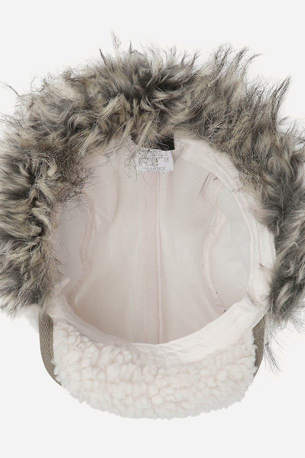 히트레스트 믹스퍼 플리스 트루퍼 캡(아이보리 다크)은 겨울철 추위를 막아줄 보온성에 중점을 둔 모자입니다. 부드러운 플리스와 퍼 소재를 사용하여 깊고 포근한 착용감을 제공하며, 귀덮개가 있어 찬 바람으로부터 얼굴을 보호합니다. 캡 디자인은 캐주얼, 미니멀, 클래식 스타일 모두에 잘 어울리며, 무지 디자인과 스트링 여밈으로 심플하면서도 실용적인 매력을 더합니다. 아이보리, 다크 컬러로 출시되어 다양한 겨울 스타일링에 활용하기 좋습니다.
