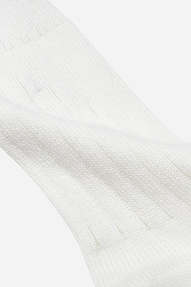 **캠프 골지 삭스(아이보리)**는 부드러운 면 소재로 제작되어 흡습성이 뛰어나 사계절 내내 쾌적하게 착용할 수 있는 양말입니다. 아이보리 컬러에 골지 패턴으로 디자인되어 캐주얼하고 미니멀한 스타일을 연출합니다. 일상생활에서 편안하게 착용하기 좋으며, 캠프 디자인으로 포인트를 더했습니다. 남녀 공용으로 착용 가능하며, 어떤 룩에도 자연스럽게 어울립니다. 부드러운 촉감으로 편안한 착용감을 선사합니다.
