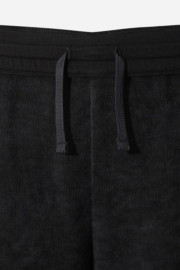 남성용 '스테이웜' 레귤러핏 스트레이트 팬츠(다크차콜 그레이)입니다. 겨울철 스포츠 활동과 일상생활 모두에 적합한 보온 기능을 갖춘 긴 바지입니다. 다크차콜 그레이 컬러와 무지 패턴으로 스포티하면서도 베이직한 스타일을 연출합니다. 레귤러핏과 스트레이트 핏으로 편안한 착용감을 제공하며, 출근룩과 피트니스룩에 모두 활용 가능합니다. 미니멀하고 캐주얼한 스타일을 선호하는 남성분들께 추천합니다.
