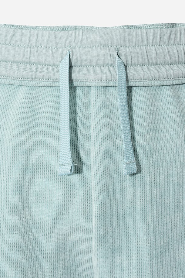 남성용 스테이웜 레귤러핏 스트레이트 팬츠(L.SKYBLUE)는 겨울철 스포츠 및 일상 활동에 적합한 보온 기능을 제공하는 긴 바지입니다. 라이트 스카이블루 색상의 무지 디자인으로, 스포티하고 베이직한 스타일을 연출합니다. 밴딩 처리된 허리 부분과 레귤러핏, 스트레이트 핏으로 편안한 착용감을 선사하며, 두꺼운 두께감으로 추운 날씨에도 따뜻함을 유지해 줍니다. 피트니스룩, 등산룩, 캠핑룩 등 다양한 TPO에 활용 가능한 미니멀하고 캐주얼한 스타일의 팬츠입니다.
