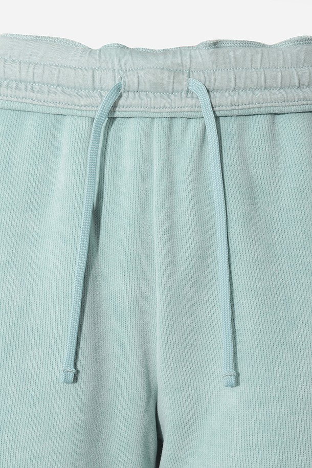 여성) 스테이웜 레귤러핏 스트레이트 팬츠(L.SKYBLUE)는 겨울철 스포츠 및 일상생활에서 따뜻하게 착용할 수 있는 긴바지입니다. 라이트 스카이 블루 컬러의 무지 디자인으로, 스포티, 미니멀, 캐주얼 스타일을 연출하기 좋습니다. 보온 기능을 갖춘 두꺼운 소재로 제작되었으며, 레귤러핏과 스트레이트 핏으로 편안한 착용감을 제공합니다. 밴딩 처리되어 활동성을 높였으며, 러닝룩, 피트니스룩, 등산룩 등 다양한 TPO에 활용할 수 있습니다.
