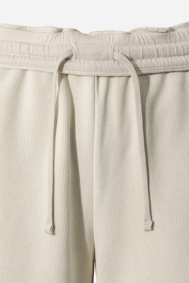 **여성) 스테이웜 레귤러핏 스트레이트 팬츠(IVORY DARK)**

겨울철 스포츠 및 일상에서 따뜻하게 착용 가능한 여성용 바지입니다. 아이보리 색상의 무지 디자인으로, 스포티하고 베이직한 스타일을 연출합니다. 레귤러핏과 스트레이트 핏으로 편안한 착용감을 제공하며, 두꺼운 두께감과 기모 안감으로 보온성을 높였습니다. 밴딩 처리되어 활동성을 더하며, 러닝룩, 피트니스룩, 등산룩 등 다양한 TPO에 활용 가능합니다. 캐주얼, 미니멀 스타일을 즐겨 입는 여성분들께 추천합니다.
