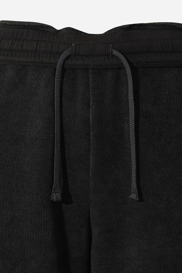 여성용 스테이웜 레귤러핏 스트레이트 팬츠(D.CHARCOAL GREY)는 겨울철 스포츠 및 일상 활동에 적합한 보온 기능을 제공하는 긴 바지입니다. 다크차콜그레이 컬러의 무지 디자인으로, 스포티, 미니멀, 캐주얼 스타일을 연출할 수 있습니다. 레귤러핏 스트레이트 핏으로 편안한 착용감을 선사하며, 두꺼운 두께감과 밴딩 처리로 활동성을 높였습니다. 피트니스룩, 등산룩, 러닝룩 등 다양한 TPO에 활용 가능합니다. 스테이웜 기능을 통해 추운 날씨에도 따뜻함을 유지해줍니다.
