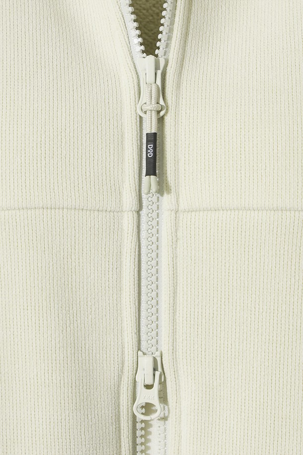 여성) 스테이웜 후드 집업 재킷(IVORY DARK)은 가을, 겨울철 일상 및 산책룩에 적합한 레귤러핏 후드 집업 자켓입니다. 부드러운 촉감과 두꺼운 두께로 보온성을 높였으며, 아이보리 색상의 무지 디자인으로 캐주얼, 스포티, 미니멀 스타일을 연출할 수 있습니다. 긴 소매와 후드 디테일이 특징이며, 집업 방식으로 간편하게 착용 가능합니다. 크롭 기장으로 트렌디한 스타일을 더했습니다.
